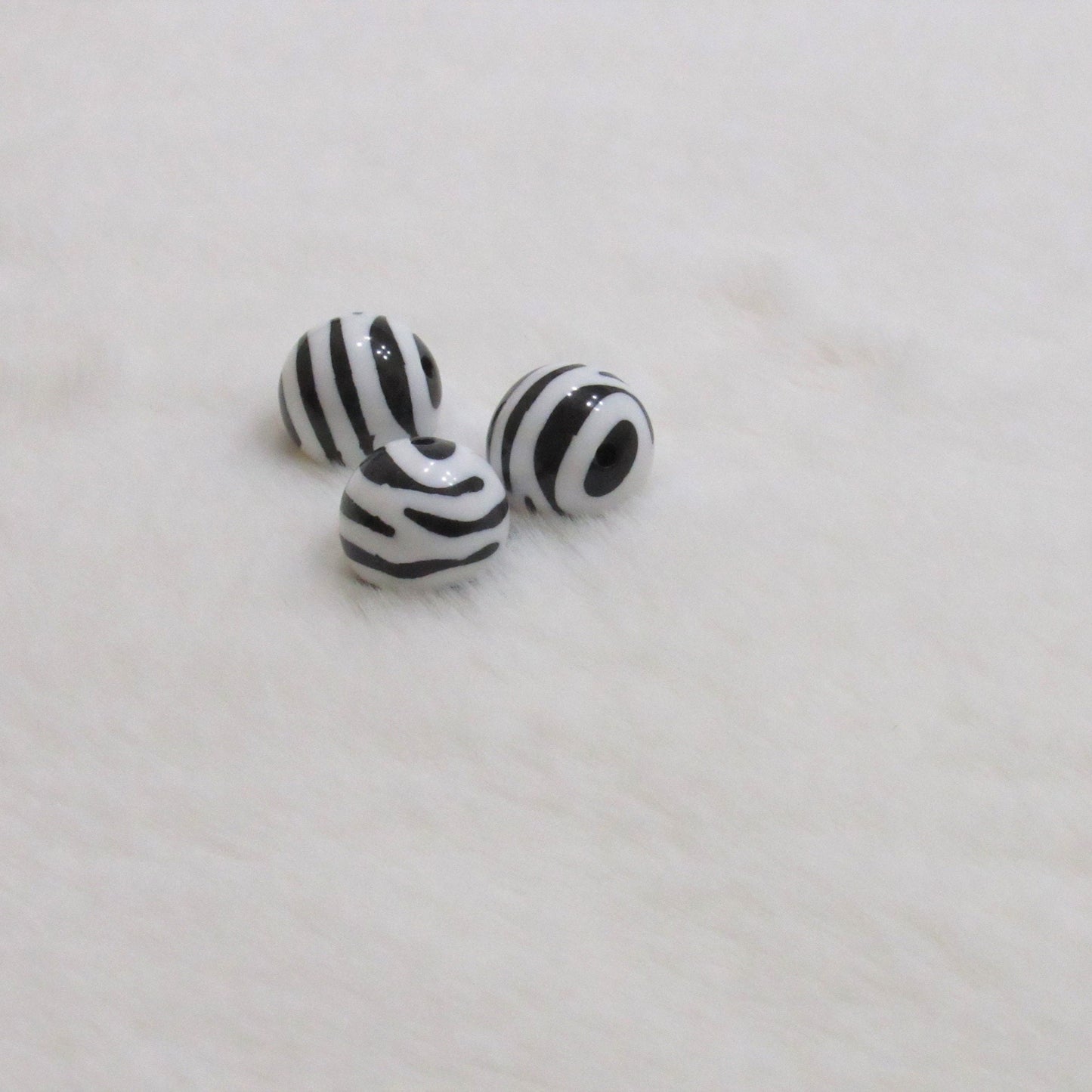 NEW 20mm Zebra Stripes Printed On Matte White Beads, Black and White Zebra Print On Bubblegum Bead, Zebra Printed Beads, Animal Print Bead